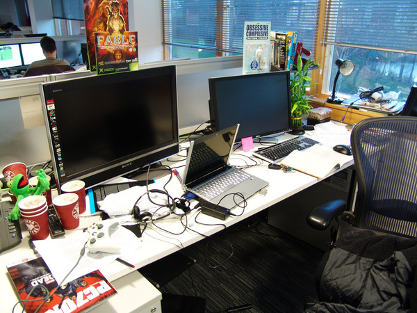 Peter Molyneux escritorio